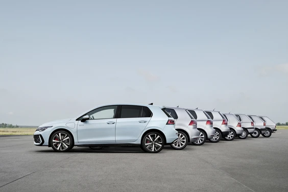 Yeni 2025 VW Golf, əvvəlki nəsillərlə birlikdə. Şəkil Volkswagen-ə məxsusdur.
