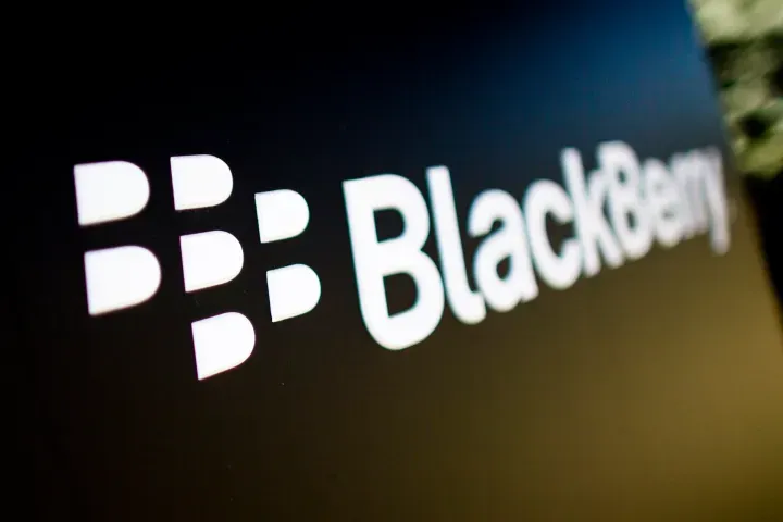 BlackBerry-nin III rübdə mənfəəti kəskin artıb