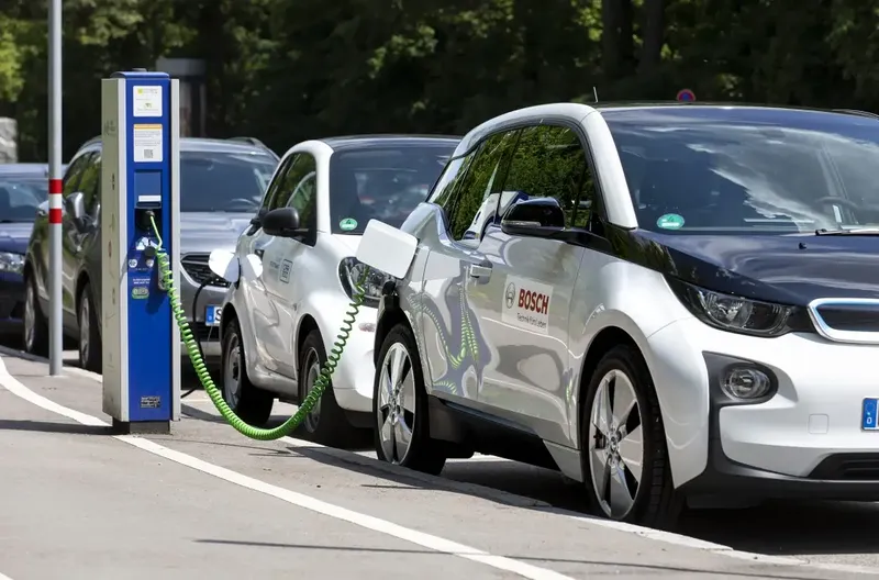 Avropada elektrikli maşın satışları ilk dəfə benzin ilə olanları üstələyib