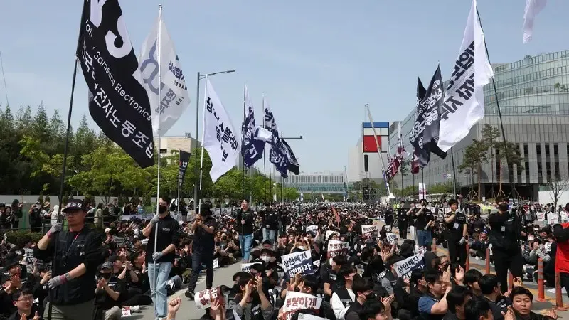 Samsung-da 47 mindən çox işçi tətilə çıxır