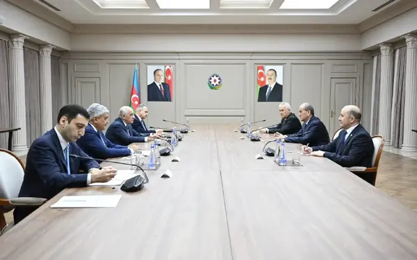 Əsədov Tacikistan rəsmisi ilə görüşüb