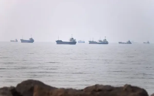 Hörmüzdə tanker xəbərdarlığı bölgədə yeni qorxuları artırıb