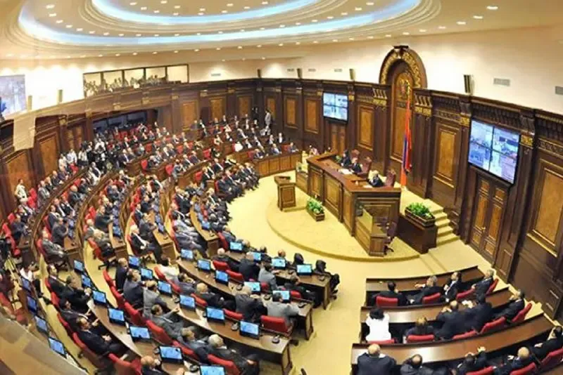 Paşinyan hökumətin bazar günü istefa verəcəyini açıqladı