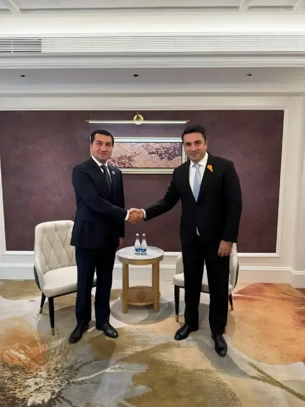 Hikmət Hacıyev və Alen Simonyan sülh gündəliyini müzakirə edib