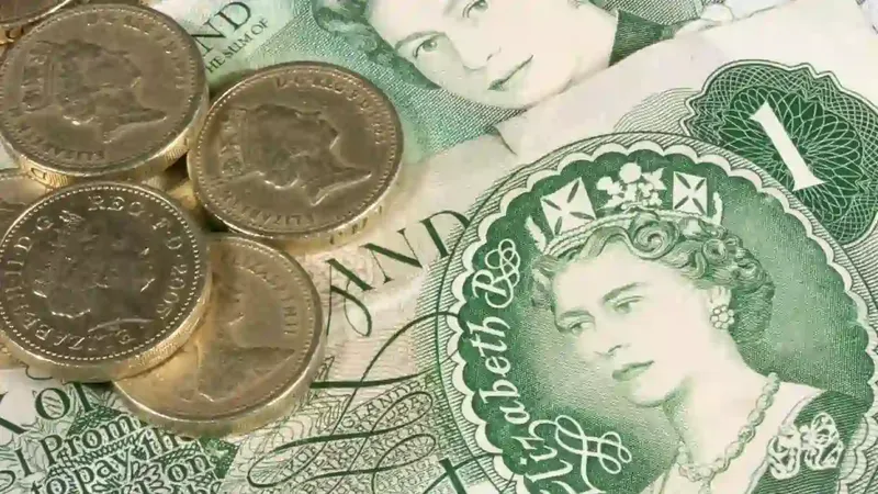 Funt dollar və avro qarşısında sentyabrdan bəri ən yüksək səviyyəyə yüksəlib