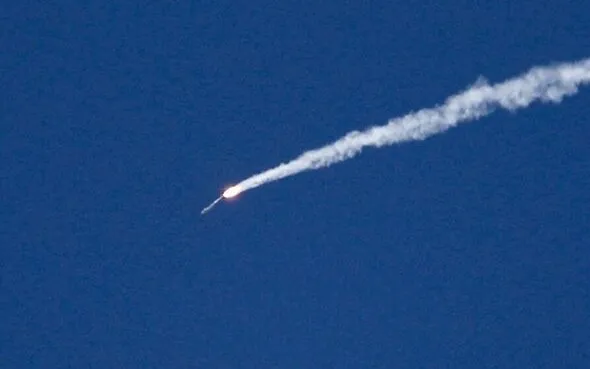 jerusalem-smoke-trails-are-seen-in-the-sky-over-jerusalem-as-missiles-launched-from-iran-6789769