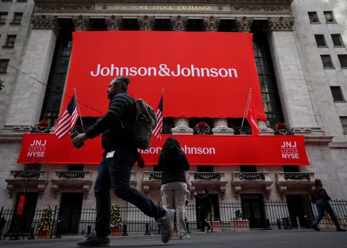Johnson & Johnson 2026 proqnozunu yüksəldib