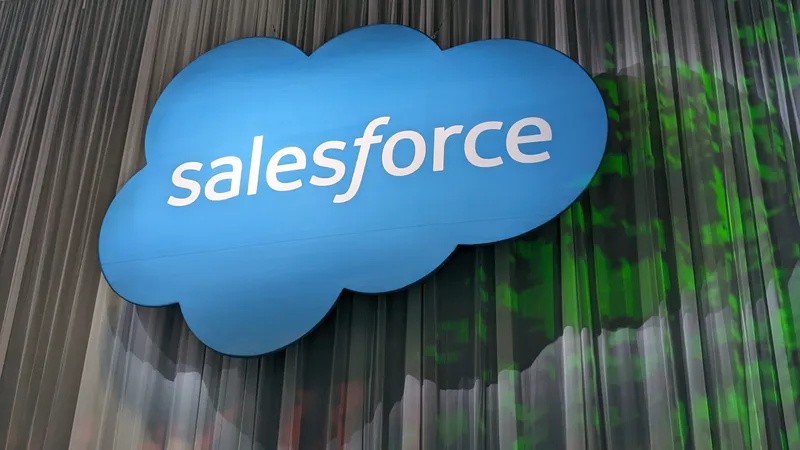 Salesforce səhmləri tarixi aşağı səviyyədədir, Sİ riskləri investorları ehtiyatlı edir