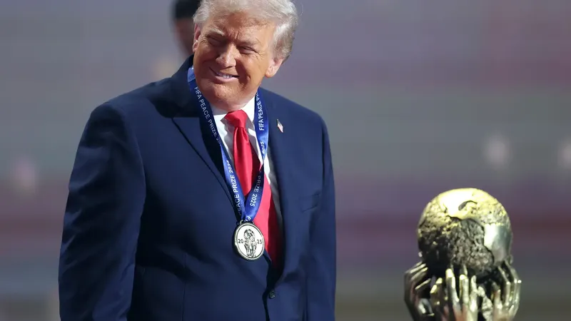 Trump FİFA sülh mükafatına layiq görülüb