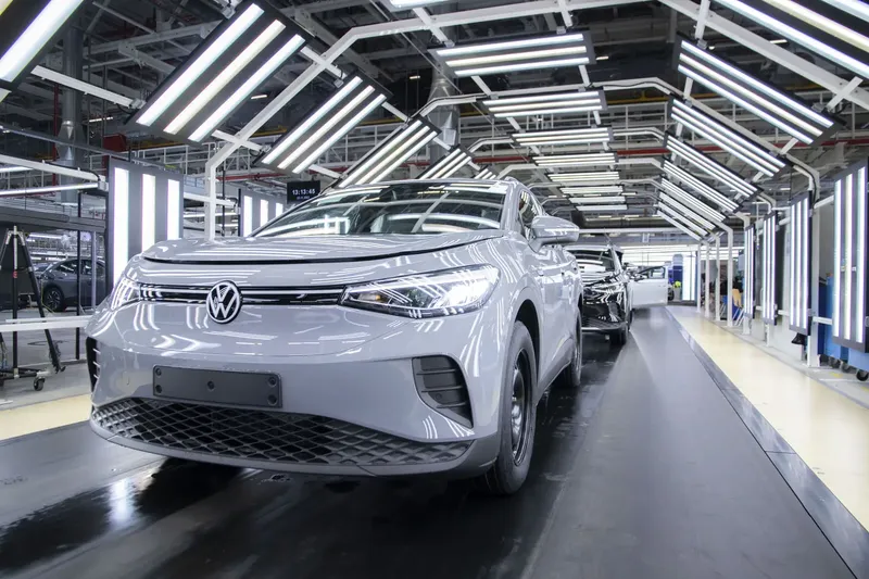 Volkswagenin gəlirləri yarıbayarı azalıb